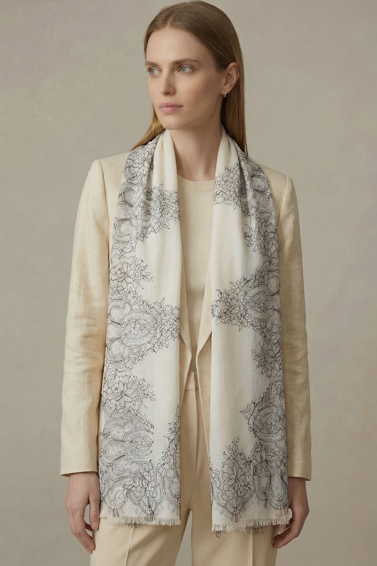 Cashmere Chantilly Lace Crest | Pale-Mist